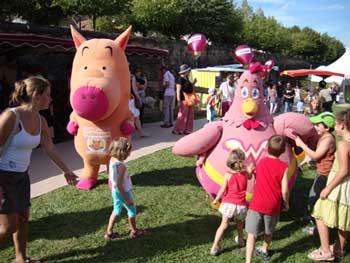 Paillasson et Wonderpoule, les mascottes PMAF à Biobernai Paillasson et Wonderpoule, les mascottes PMAF à Biobernai