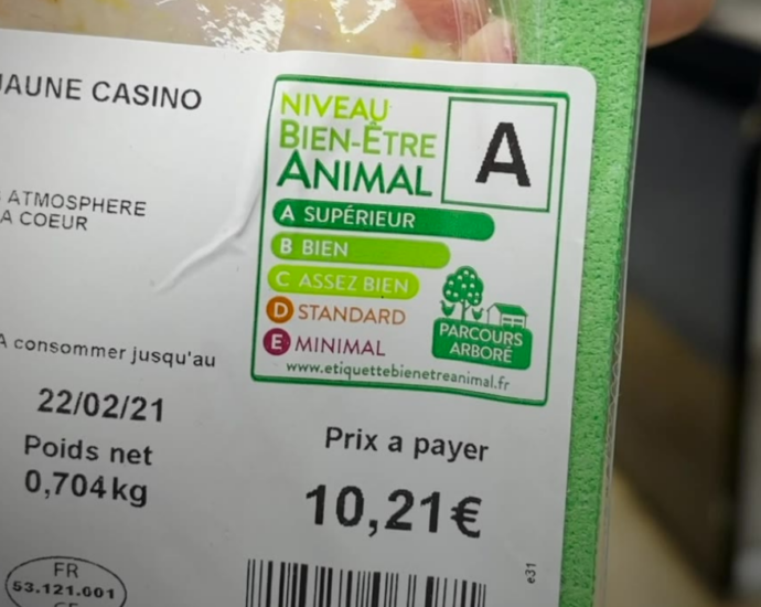 Une barquette de poulet sur laquelle une étiquette donne une note au mode d'élevage en fonction du bien-être animal.