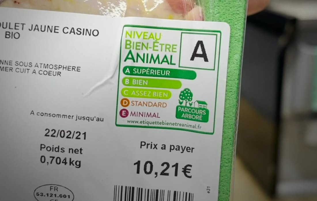 Une barquette de poulet sur laquelle une étiquette donne une note au mode d'élevage en fonction du bien-être animal.