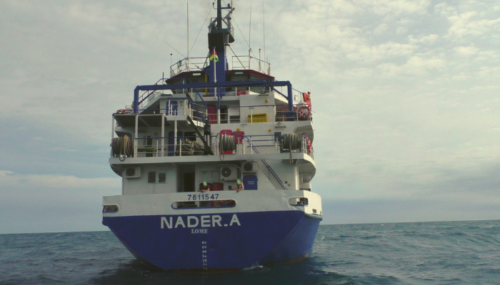 Le Nader-A au mouillage aves les taurillons à bord aux abords du port de Sète.