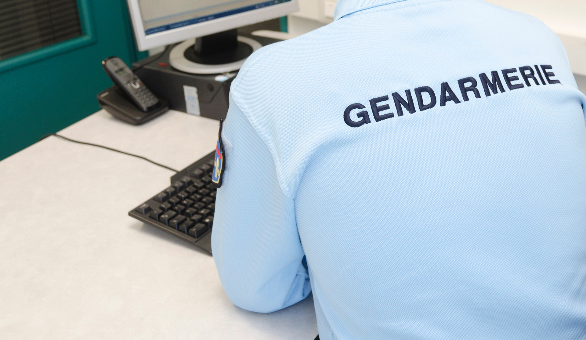 Gendarme dans bureau